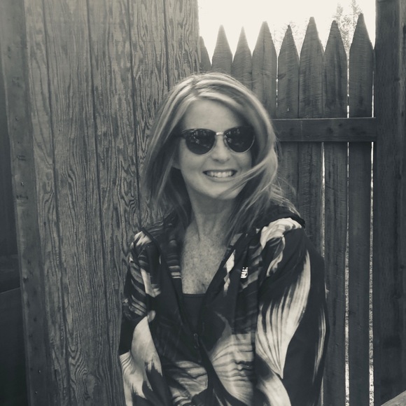 Meet your Posher, Cindy - Picture 3 of 3